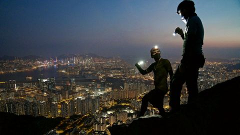 Mitglieder der Gruppe „Urban Exploration“ auf einem Hügel über Hongkong
