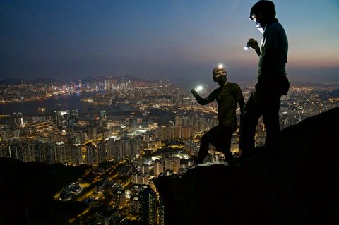 Mitglieder der Gruppe „Urban Exploration“ auf einem Hügel über Hongkong