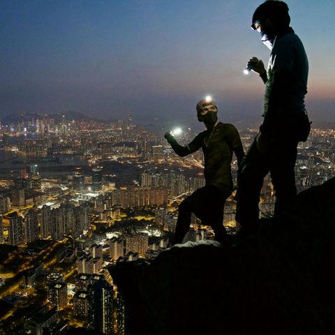 Mitglieder der Gruppe „Urban Exploration“ auf einem Hügel über Hongkong