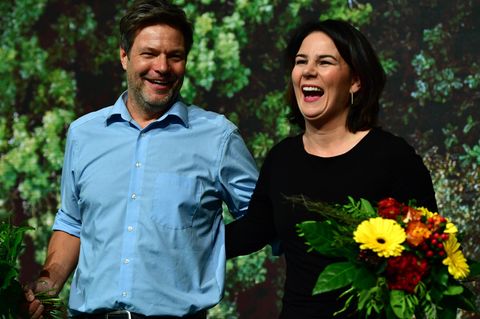 Robert Habeck und Annalena Baerbock freuen sich über Ergebnis beim Parteitag der Grünen