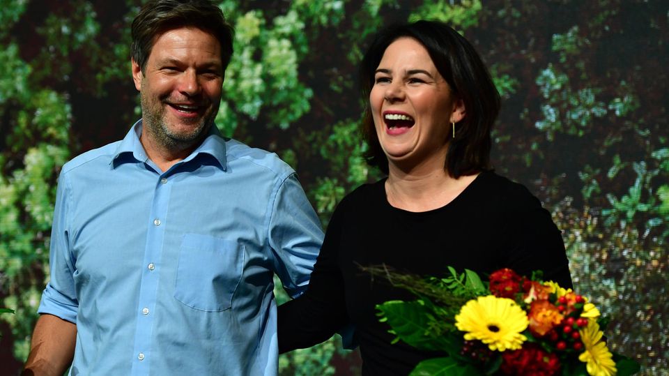 Robert Habeck und Annalena Baerbock freuen sich über Ergebnis beim Parteitag der Grünen