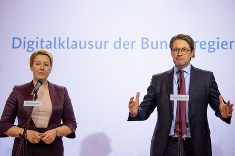 Digitalklausur in Meseberg: Franziska Giffey und Andreas Scheuer sprechen bei einer Pressekonferenz