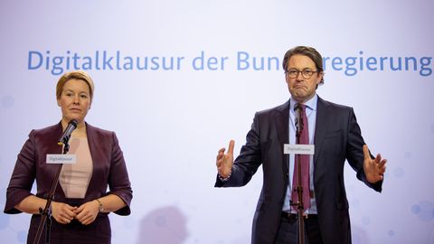 Digitalklausur in Meseberg: Franziska Giffey und Andreas Scheuer sprechen bei einer Pressekonferenz