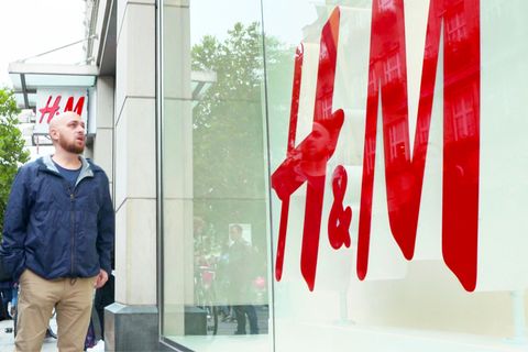 Skandal bei H&M: Werden ältere Mitarbeiter durch billige Aushilfen ersetzt?