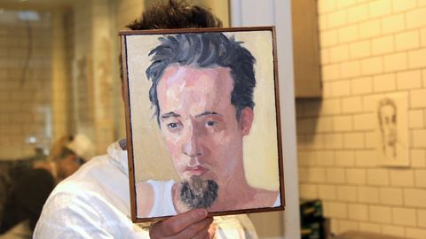 Sebastian Brecht hält sich in seinem Laden, wo er jeden Monat einen anderen Künstler ausstellt, ein Portrait vor sein Gesicht, das die Künstlerin Alix Bailey von ihm gemalt hat - er lässt sich nie fotografieren. Der Enkel des Dichters und Dramatikers Brecht hat im East Village das Schokoladen-Geschäft "Obessive Chocolate Disorder" eröffnet.