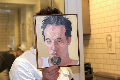 Sebastian Brecht hält sich in seinem Laden, wo er jeden Monat einen anderen Künstler ausstellt, ein Portrait vor sein Gesicht, das die Künstlerin Alix Bailey von ihm gemalt hat - er lässt sich nie fotografieren. Der Enkel des Dichters und Dramatikers Brecht hat im East Village das Schokoladen-Geschäft "Obessive Chocolate Disorder" eröffnet.