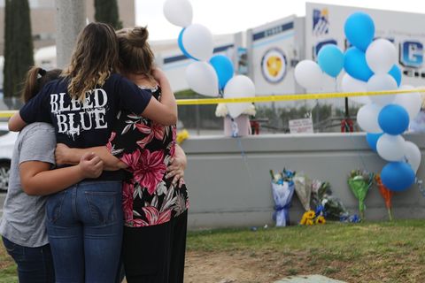 Trauernde Schülerinnen vor der High School in Santa Clarita
