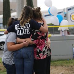 Trauernde Schülerinnen vor der High School in Santa Clarita