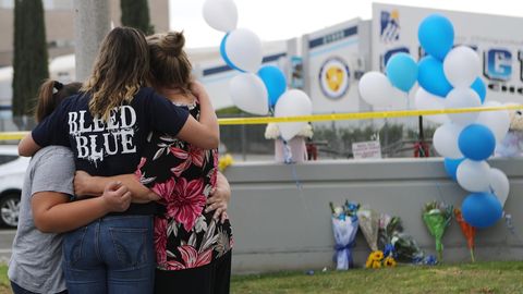 Trauernde Schülerinnen vor der High School in Santa Clarita