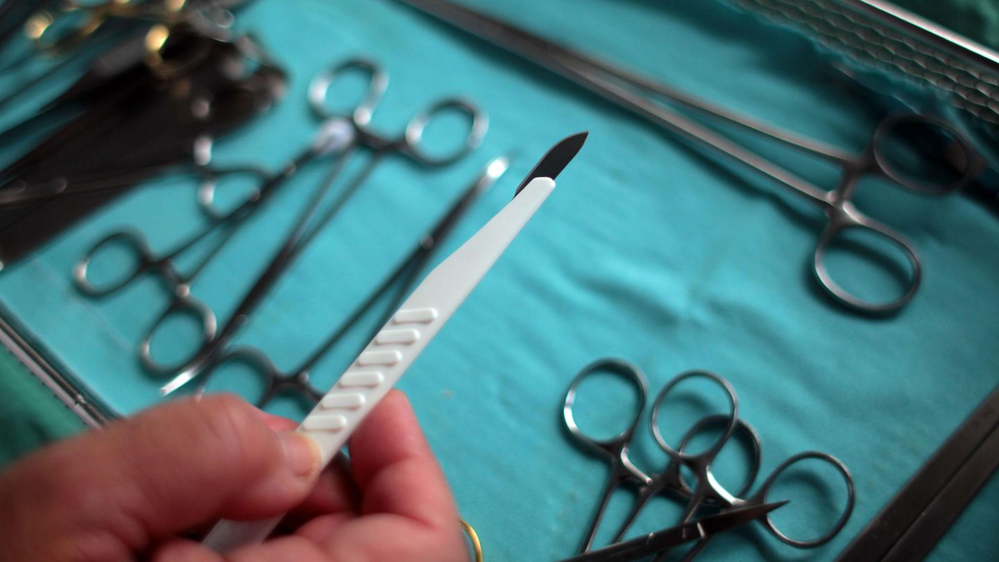 Ein französischer Chirurg soll mehr als 200 seiner Patienten missbraucht haben (Symbolbild)