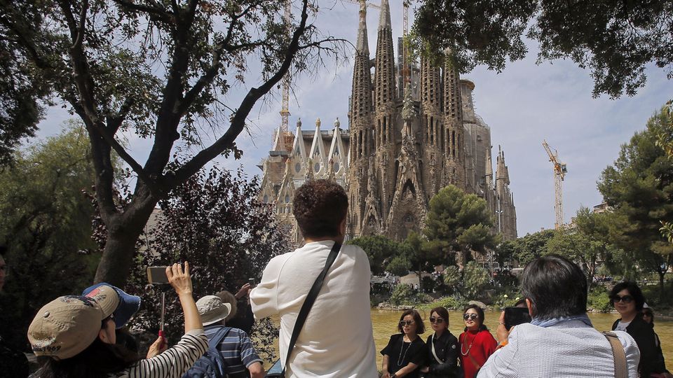 Sagrada Familia Touristen vor der Sagrada Familia in Barcelona