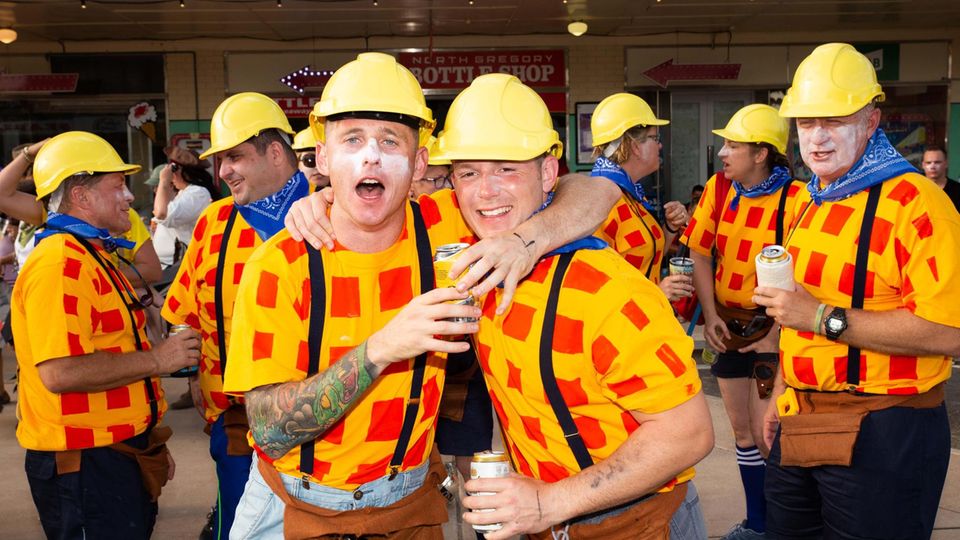 Heute mal in anderer Uniform: die Army-Boys als Bob der Baumeister