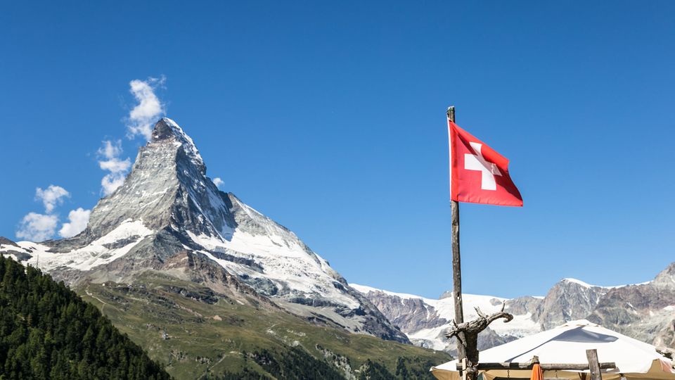 Matterhorn Das Matterhorn und eine Schweizer Flagge davor
