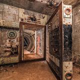 Die schwere Türe lässt sich mit einer Hand bewegen.