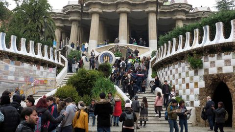 Touristen auf der Treppe beim Parkeingang