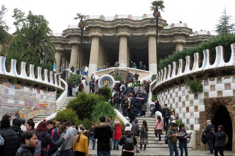 Touristen auf der Treppe beim Parkeingang