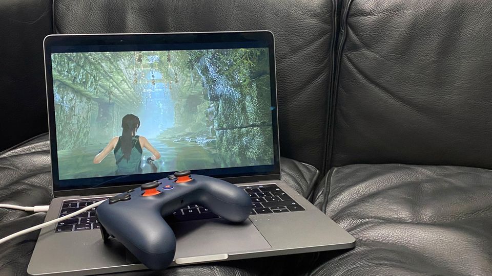 Spiele-Streamingdienst: Für das Zocken auf dem PC oder Mac reicht der Chrome-Browser. Selbst der angeschlossene Controller ist optional, es würden auch Maus und Tastatur reichen Für das Zocken auf dem PC oder Mac reicht der Chrome-Browser. Selbst der angeschlossene Controller ist optional, es würden auch Maus und Tastatur reichen