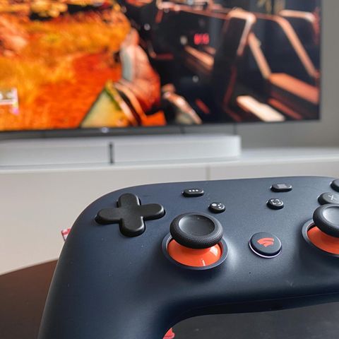 Google Stadia Controller vor einem TV-Gerät
