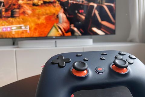 Google Stadia Controller vor einem TV-Gerät