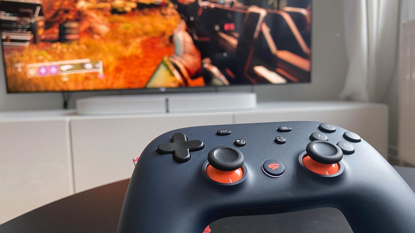 Google Stadia Controller vor einem TV-Gerät