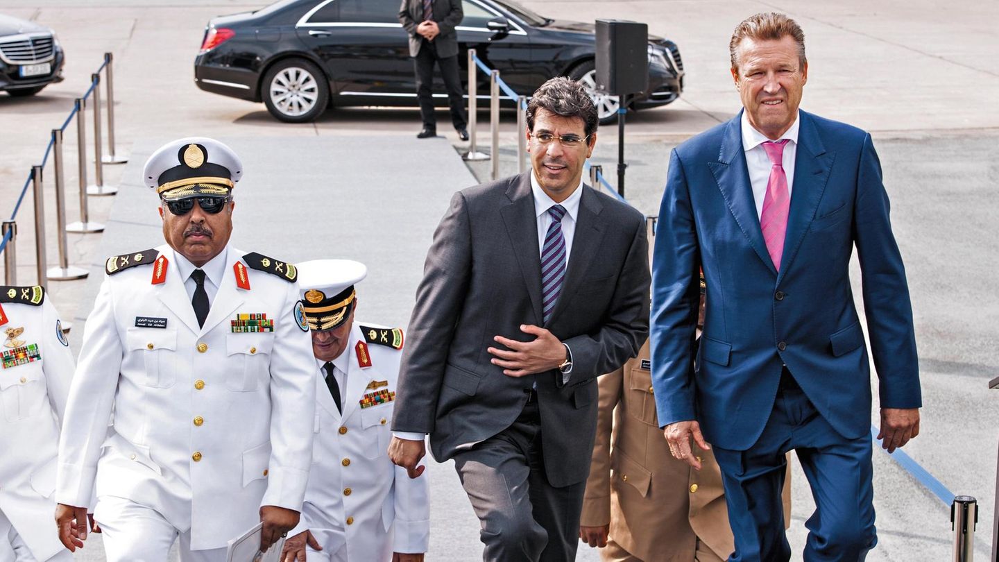 Thema: Lürrsen-Werft. Kriegsschiff-Export nach Saudi-Arabien.Mann ganz rechts: Friedrich Lürßen, Inhaber der Lürssen-Werft. Mann links von ihm: Awad Alawwad, damaliger Botschafter von Saudi-Arbien in Deutschland . Aufnahme entstand 2016 in Wolgast-... Friedrich Lürßen mit dem damaligen saudi-arabischen Botschafter