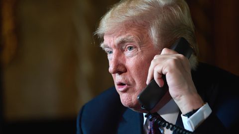 Donald Trump beim Telefonieren (Archivbild)