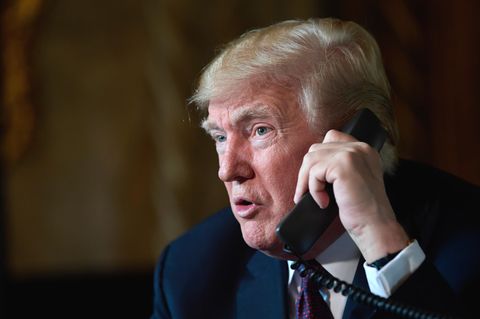 Donald Trump beim Telefonieren (Archivbild)