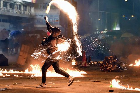Molotowcocktail gegen die Polizei. An der Polytechnischen Universität Hongkong ist es erneut zu Zusammenstößen zwischen Demonstranten und den Sicherheitskräften gekommen