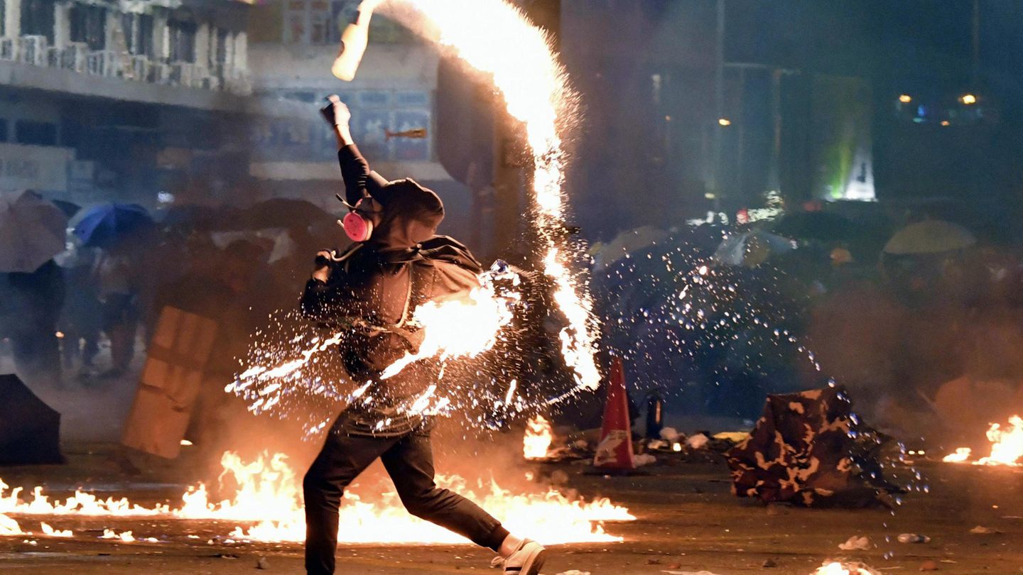 Molotowcocktail gegen die Polizei. An der Polytechnischen Universität Hongkong ist es erneut zu Zusammenstößen zwischen Demonstranten und den Sicherheitskräften gekommen