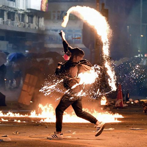 Molotowcocktail gegen die Polizei. An der Polytechnischen Universität Hongkong ist es erneut zu Zusammenstößen zwischen Demonstranten und den Sicherheitskräften gekommen
