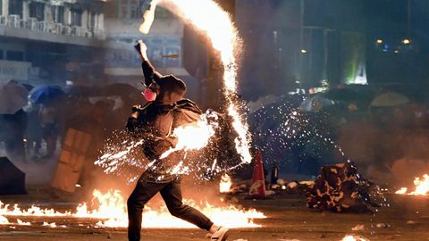 Molotowcocktail gegen die Polizei. An der Polytechnischen Universität Hongkong ist es erneut zu Zusammenstößen zwischen Demonstranten und den Sicherheitskräften gekommen