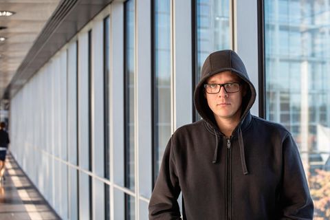 Satiriker Nico Semsrott vor einem Gebäude des Europäischen Parlaments in Brüssel
