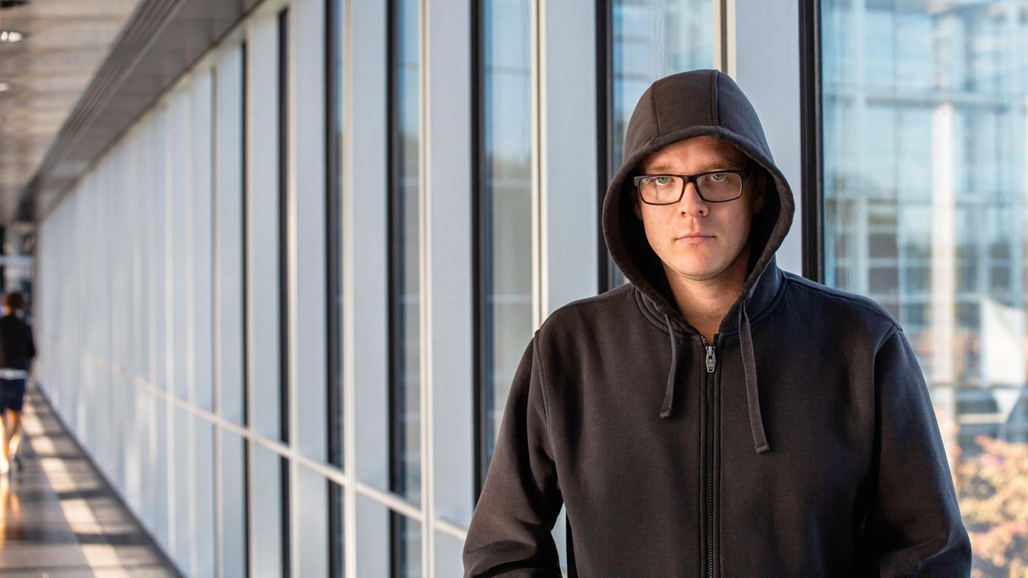 Satiriker Nico Semsrott vor einem Gebäude des Europäischen Parlaments in Brüssel