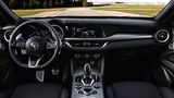 Grundsätzlich bleibt das Cockpit identisch, aber im Detail gibt es Änderungen - zum Beispiel beim Lenkrad