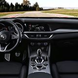 Grundsätzlich bleibt das Cockpit identisch, aber im Detail gibt es Änderungen - zum Beispiel beim Lenkrad