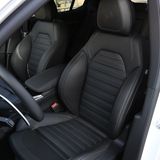 Die Sportsitze umschmiegen den Fahrer und bieten Seitenhalt