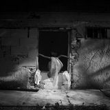 Ein Kind spielt am Eingang