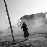 Ein Mann, der aus den vom IS kontrollierten Gebieten flieht, ist am östlichen Rande von Mossul zu sehen