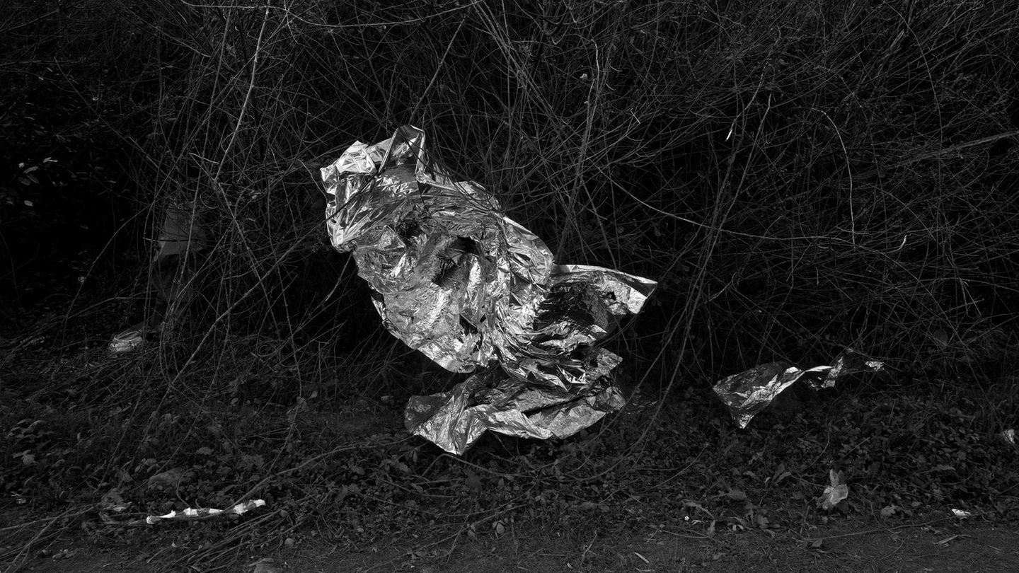 Paolo Pellegrin Eine Thermodecke liegt zerknüllt auf dem Boden