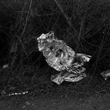 Eine Thermodecke liegt zerknüllt auf dem Boden