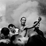 Eine Gruppe von Männern vor zerstörten Häusern, nachdem ein israelischer Luftangriff mehrere Gebäude in Dahia zerstörte