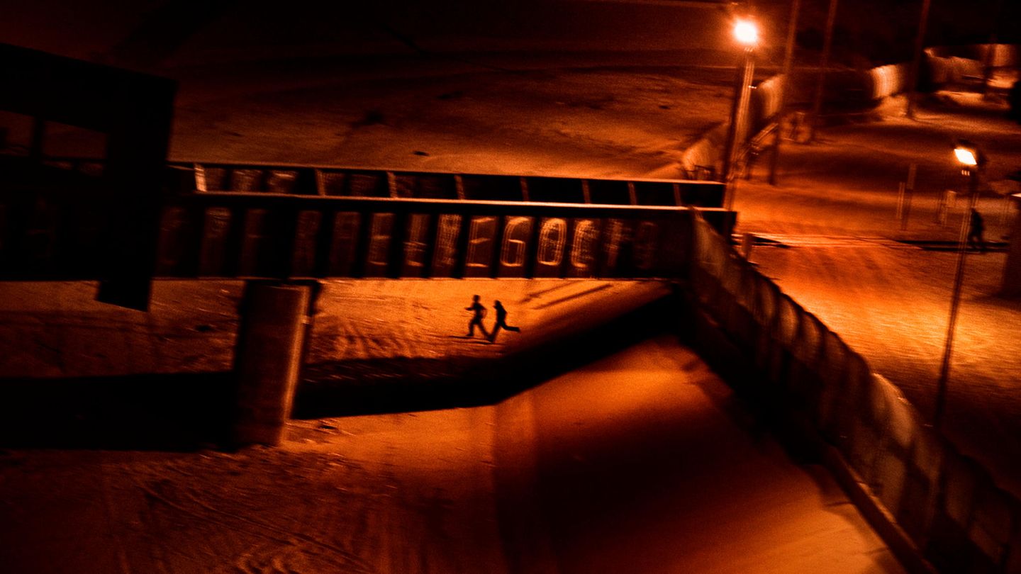 Paolo Pellegrin Zwei Männer, die versuchten, illegal in die USA einzureisen, laufen durch das trockene Flussbett des Rio Grande zurück