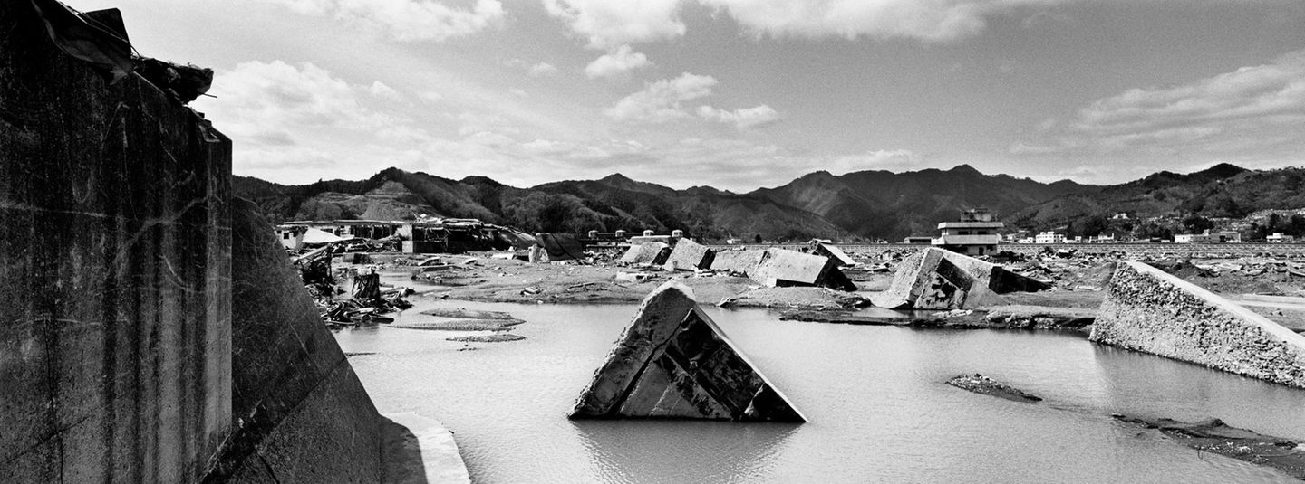 Paolo Pellegrin Zerstörte Gebäude ragen aus Wasserlachen