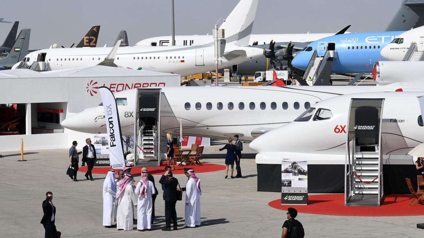 Fachbesucher auf dem Ausstellungsgelände der Dubai Air Show 2019