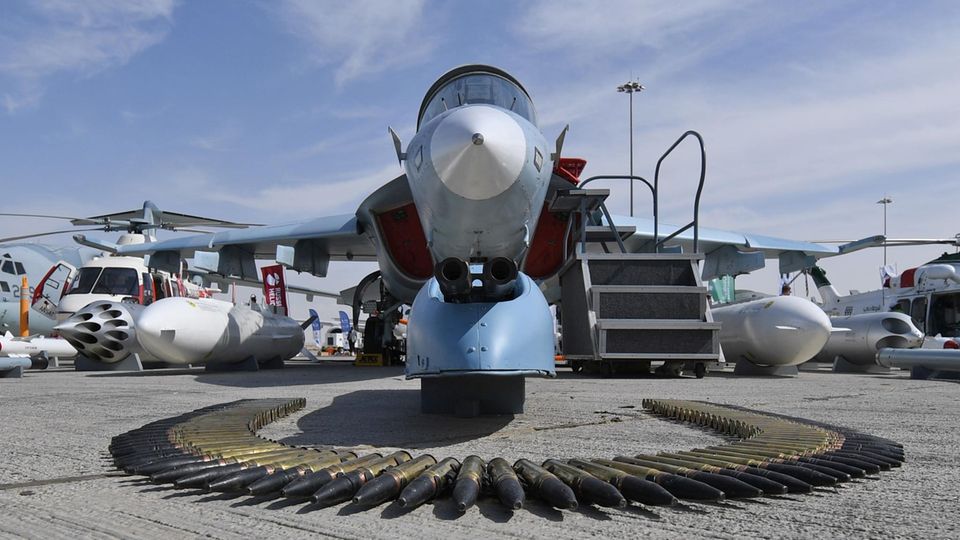 Dubai Air Show: Bei der Dubai Air Show geht es auch viel um den Verkauf von Militärflugzeugen und Waffen Bei der Dubai Air Show geht es auch viel um den Verkauf von Militärflugzeugen und Waffen