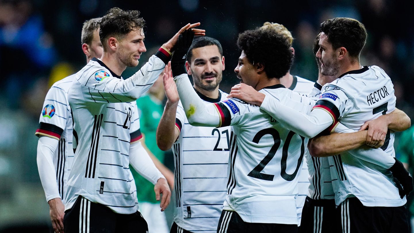 Lief gut in der Frankfurter Commerzbank-Arena: Die deutsche Nationalelf bejubelt Gnabrys Treffer zum 2:1.
