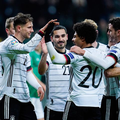 Lief gut in der Frankfurter Commerzbank-Arena: Die deutsche Nationalelf bejubelt Gnabrys Treffer zum 2:1.