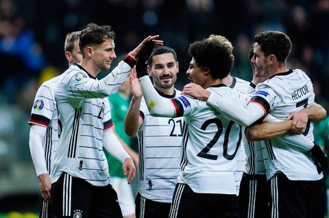 Lief gut in der Frankfurter Commerzbank-Arena: Die deutsche Nationalelf bejubelt Gnabrys Treffer zum 2:1.