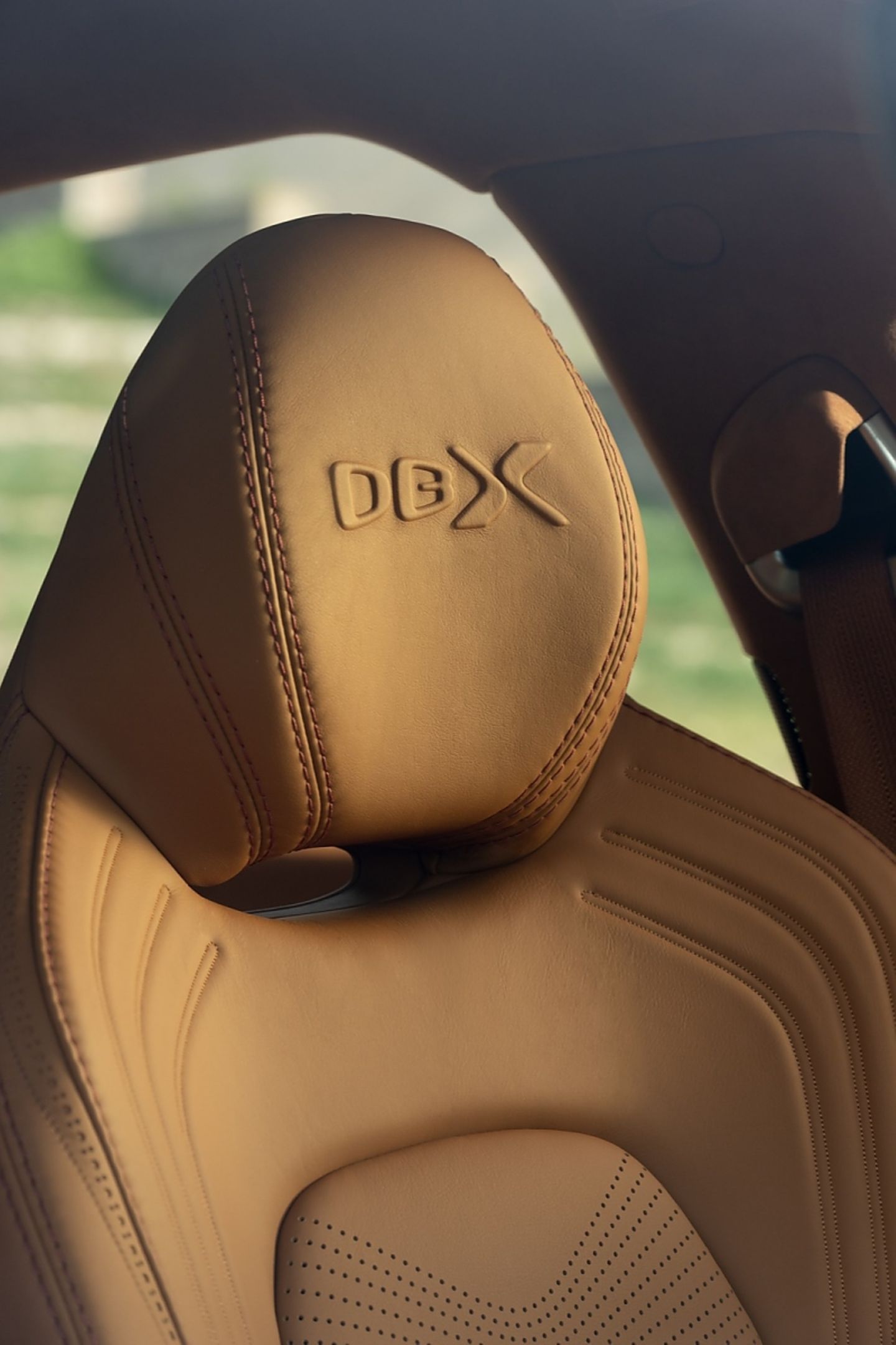 Aston Martin DBX 2020