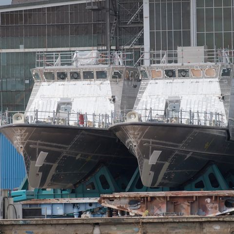 Patrouillenboote für Saudi-Arabien auf dem Gelände der zur Lürssen-Gruppe gehörenden Peene-Werft in Wolgast. Nach einem Exportstopp wurde die Auslieferung ausgesetzt. Einige Boote waren jedoch bereits ausgeliefert worden. Nun stellt sich die Frage: Fällt auch Hilfe zum Betrieb unter den Exportstopp?